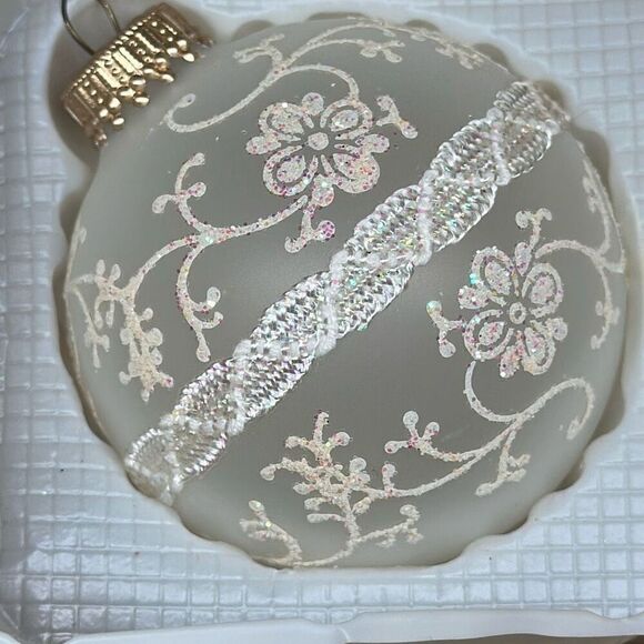 Christmas by Krebs Glass Ornaments set of 4 Ribbons Lace Beige Gold Crown - Picture 2 of 5